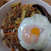 ひき肉と野菜たっぷりの丼ぶり ご飯がススム！