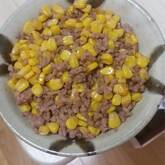 コーンとひき肉のバターじょうゆ炒め