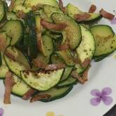 味付けは塩だけ！鶏とズッキーニのガーリックソテー by 保田 美幸さん