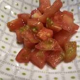 やわらか甘い！湯剥きトマトのシンプルサラダ