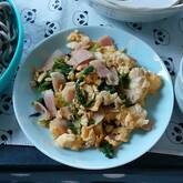 ホウレン草とベーコンの卵炒め