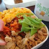 甘辛鶏そぼろとふんわり卵の4色丼