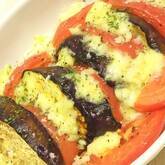 夏野菜を味わう！ナスとトマトのチーズ焼き