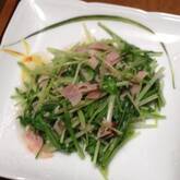 サッと作れる！ニンニク香る水菜とベーコンのシンプル炒め