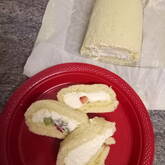 季節のフレッシュフルーツロールケーキ