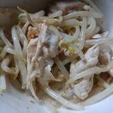 モヤシとむね肉のゴマ和え