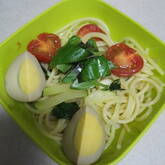 ニンニクの香りがそそる！トマトとバジルの冷製パスタ