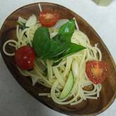 ニンニクの香りがそそる！トマトとバジルの冷製パスタ