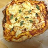 手作り生地のピザ