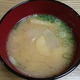 ジャガイモと玉ネギのみそ汁