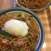目玉焼きのせ焼きそば