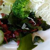 玉ネギとワカメのサラダ