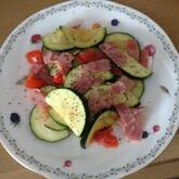 夏野菜を味わう！ズッキーニとベーコンの炒め物