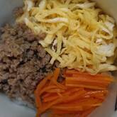 甘辛鶏そぼろとふんわり卵の4色丼