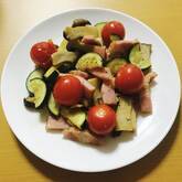 夏野菜を味わう！ズッキーニとベーコンの炒め物