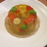 カニとパプリカのコンソメゼリー