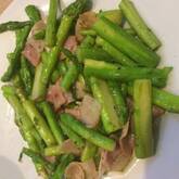 ニンニク風味の間違いないおいしさ！アスパラとベーコンのガーリック炒め