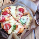 手作り生地のピザ