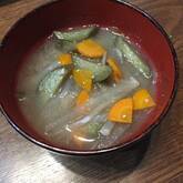 ナスと玉ネギのみそ汁