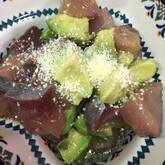 カツオとアボカドのサラダ