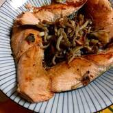 10分で完成！鮭とキノコで具だくさんアヒージョ