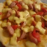 コーンとソーセージのピザ