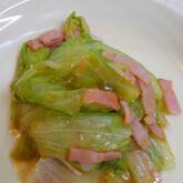 やみつきになる！シャキシャキレタスとベーコンのオイスター炒め