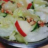 レタスとリンゴのサラダ