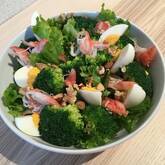 ブロッコリーとグリーンリーフのサラダ