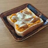 カボチャペーストのソーセージピザ