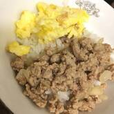 彩り鮮やか！簡単基本の三色丼 ご飯がすすむ 卵と鶏とキュウリで作る