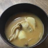 里芋とシメジのみそ汁