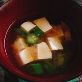 トロトロがおいしい オクラと豆腐の味噌汁