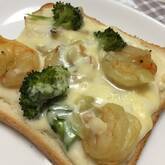 エビとソラ豆のグラタントースト