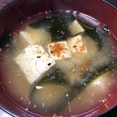 豆腐とワカメの定番みそ汁