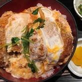 どんぶりの定番！出汁たっぷり卵とじかつ丼