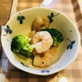 ブロッコリーとエビのペペロンチーノ風