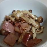 キノコとベーコンの五香粉炒め