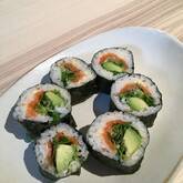 サーモンとアボカドの巻き寿司