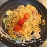 【チキンラーメンアレンジ】チキンラーメンで塩トマト焼きそば