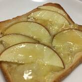 リンゴとカマンベールチーズのトースト