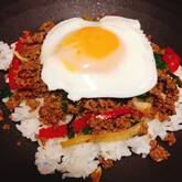 ひき肉と野菜たっぷりの丼ぶり ご飯がススム！