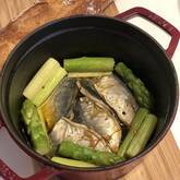 熱々で食べたい！小アジとアスパラガスの簡単アヒージョ