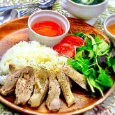 3種のタレで本場の味！炊飯器でつくるシンガポールチキンライス（海南鶏飯）