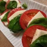 定番のおしゃれ前菜 トマトとモッツアレラのカプレーゼ