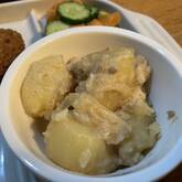 新じゃがの肉じゃが風ホットポテサラ