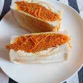 ニンジンのクミン炒め風サンドイッチ