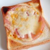 ハムとジャムのトースト