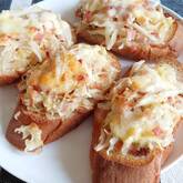 炒めキャベツのオープンサンド