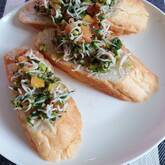 シラスと青ネギのブルスケッタ